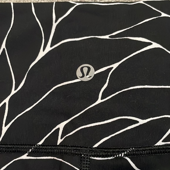 Lululemon black and white flower pattern capris. Size US 2 - Picture 3 of 3
